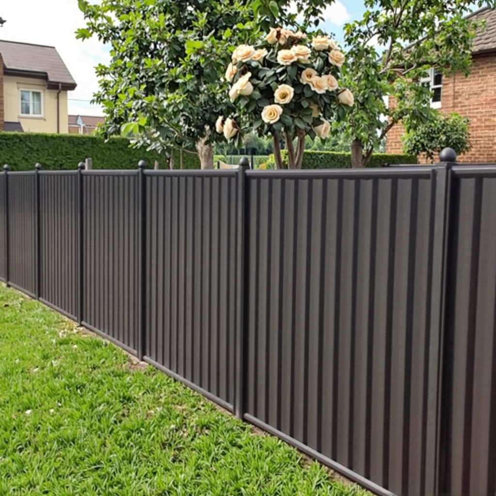 Tôle électrozinguée thermolaquée noir mat – design moderne pour portail et brise-vue